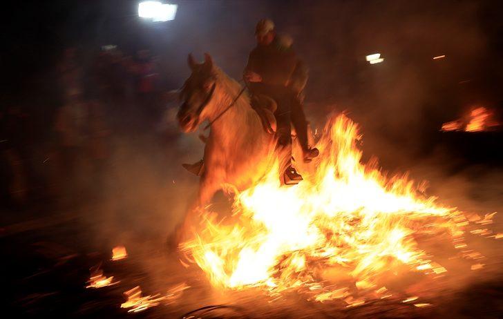 Bu geleneğe tepki yağıyor! Atları ateş üstünde yürüttüler G5
