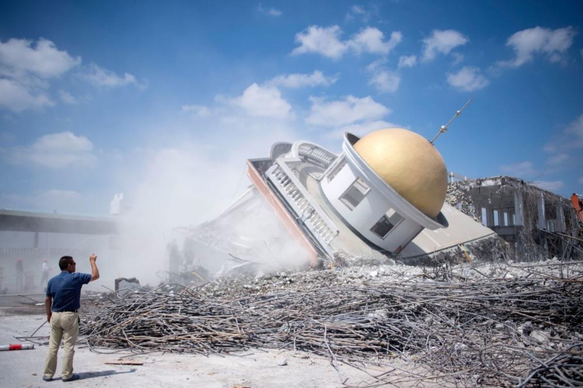 Dinamitle yıkılan bina ve k&ouml;pr&uuml;lerin 'etkileyici' g&ouml;r&uuml;nt&uuml;leri 