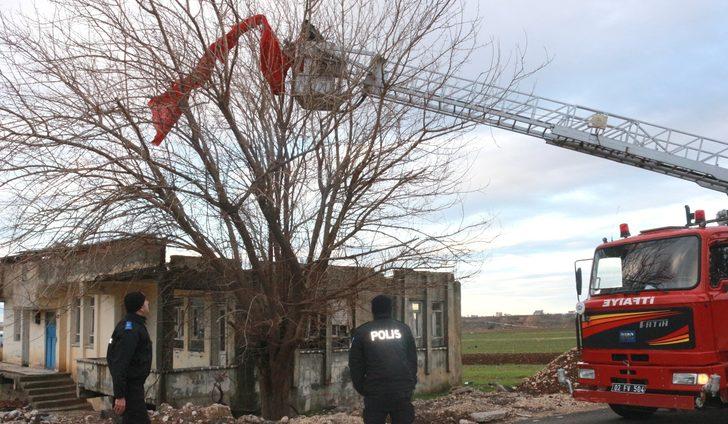 Yerinden kopan dev Türk bayrağı ekipleri seferber etti G1