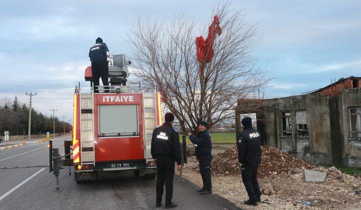 Yerinden kopan dev Türk bayrağı ekipleri seferber etti G2