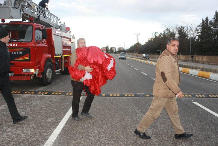 Yerinden kopan dev Türk bayrağı ekipleri seferber etti G4