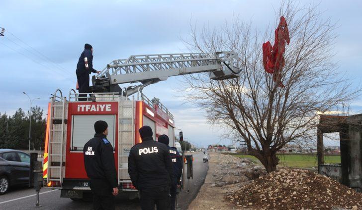 Yerinden kopan dev Türk bayrağı ekipleri seferber etti G3