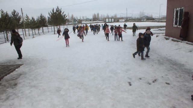 Öğrencilere atkı ve bere dağıtımı