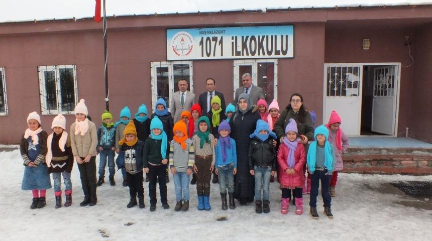 &Ouml;ğrencilere atkı ve bere dağıtımı