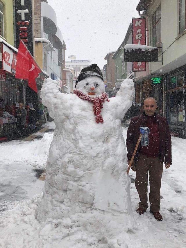 Esnaflardan 2 metrelik kardan adam