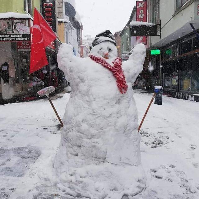 Esnaflardan 2 metrelik kardan adam