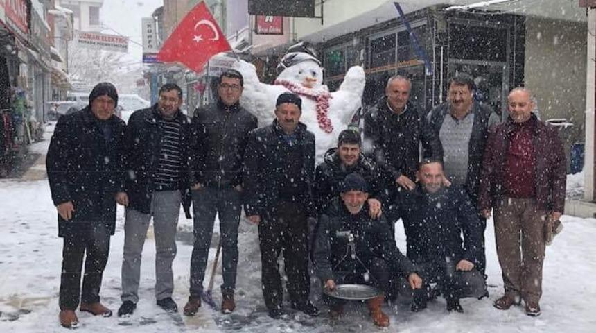 Esnaflardan 2 metrelik kardan adam