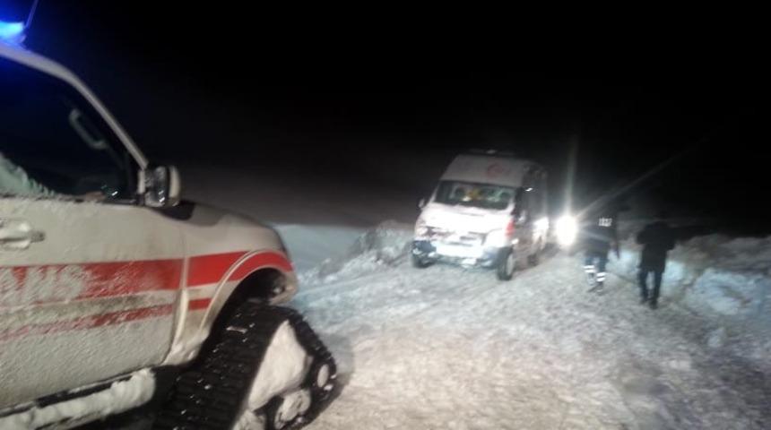 Hasta almaya giden ambulans mahsur kaldı