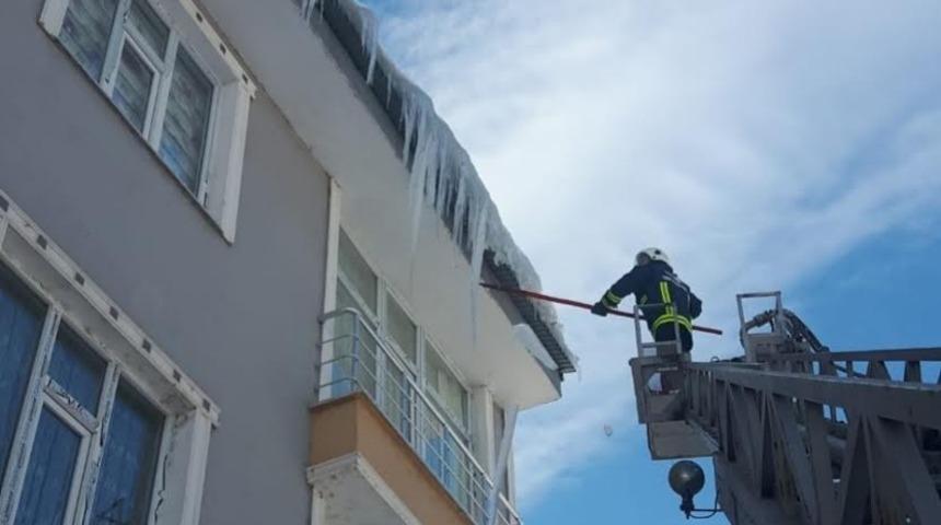 Muradiye&rsquo;de tehlike sa&ccedil;an buz sarkıtları temizlendi