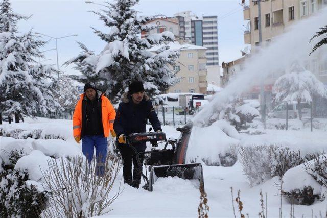 Kaldırımlar, kar temizleme aracıyla temizleniyor