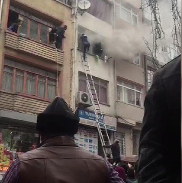 Fatih'te can pazarı kamerada... Pencereye çıkanlar ip ve merdivenle kurtarıldı
