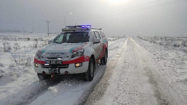 Köyde mahsur kalan hastaların imdadına UMKE ekipleri yetişti