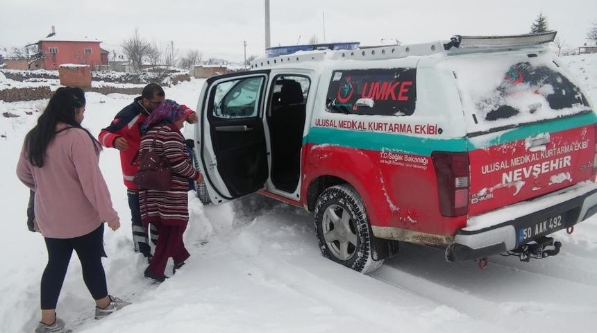 K&ouml;yde mahsur kalan hastaların imdadına UMKE ekipleri yetişti
