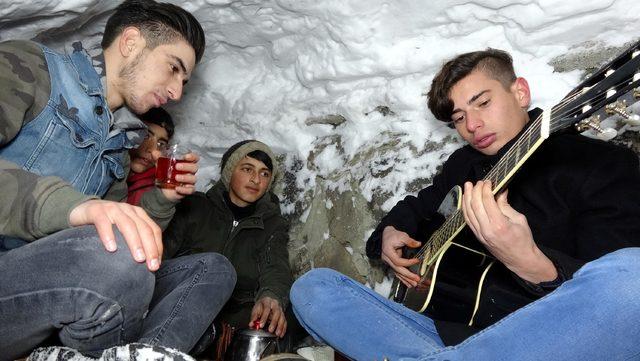 Kardan evde çay içip, şarkılar söylüyorlar