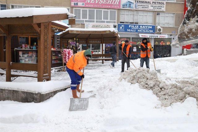 Şehir merkezindeki kar temizliği aralıksız sürüyor