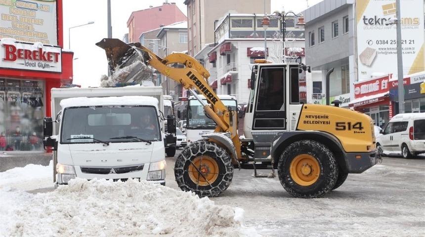 Şehir merkezindeki kar temizliği aralıksız s&uuml;r&uuml;yor