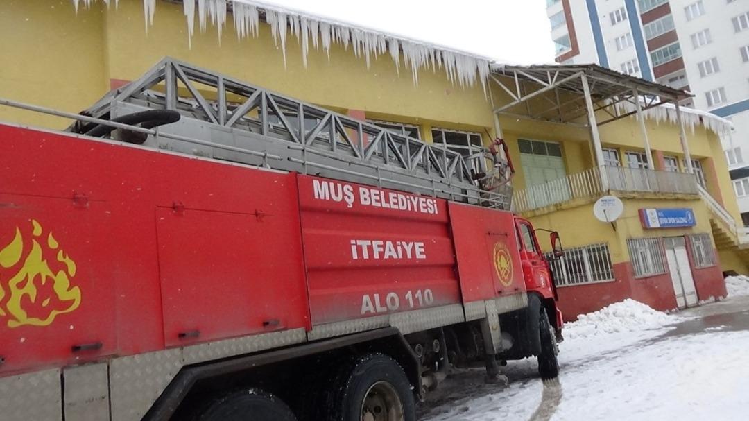Tehlike sa&ccedil;an buz sarkıtları temizlendi