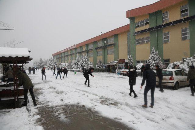 Afrikalı öğrenciler ilk kez kar görmenin sevincini yaşadı