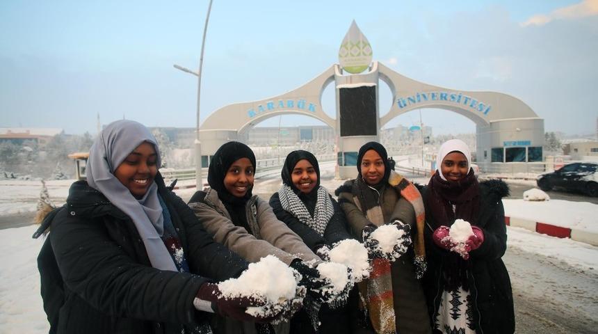 Afrikalı &ouml;ğrenciler ilk kez kar g&ouml;rmenin sevincini yaşadı