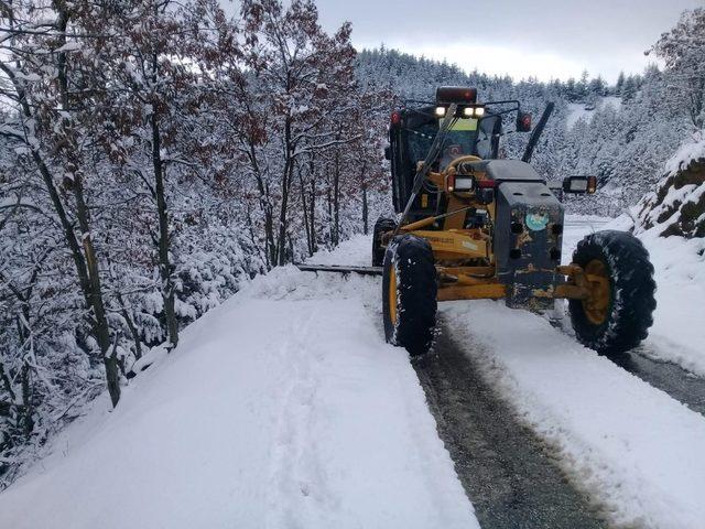 Demirci’de kar kalınlığı bir metreye ulaştı