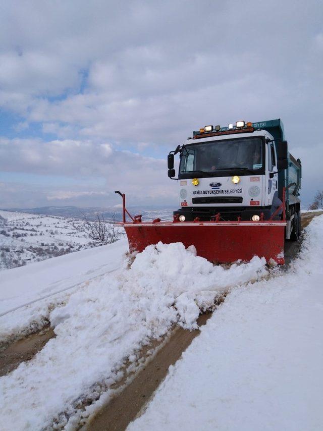 Demirci’de kar kalınlığı bir metreye ulaştı