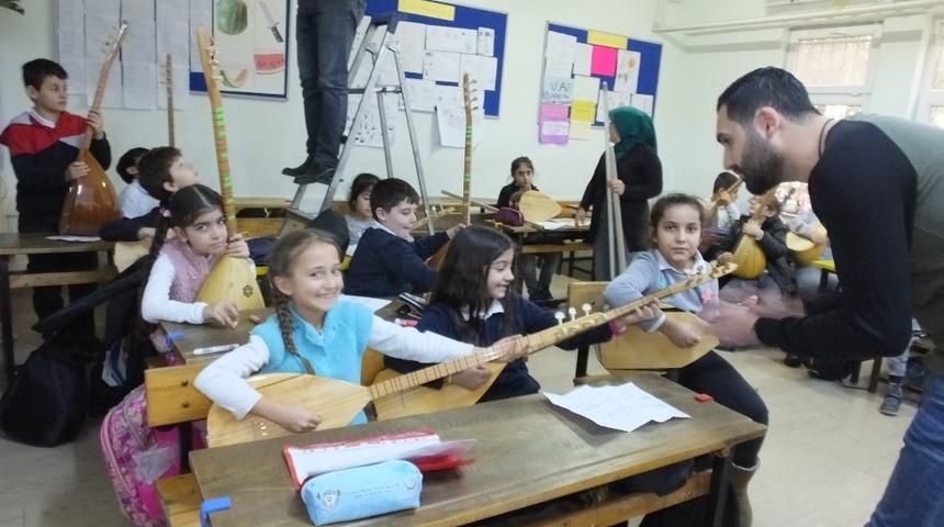 Burhaniyeli &ouml;ğrenciler bağlama &ccedil;almaya başladı