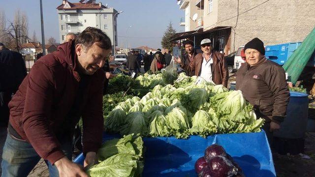 Aşırı kar yağışı Aslanapa’da sebze  ve meyve fiyatlarına yansıdı