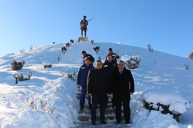 Dumlupınar Şehitliği’nde kar temizliği