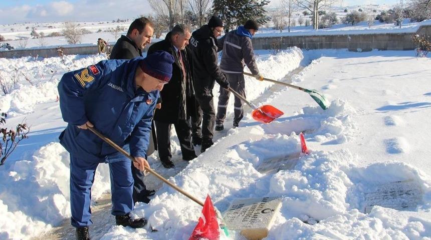 Dumlupınar Şehitliği&rsquo;nde kar temizliği