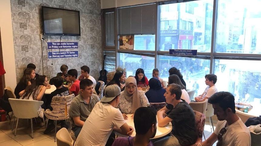 Bu kafede her şey İngilizce