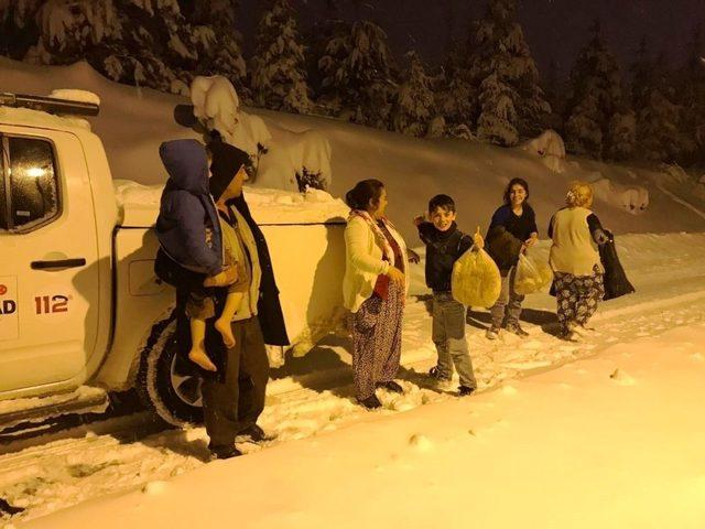 Kütahya’da karda mahsur kalan 6 kişi AFAD tarafından kurtarıldı