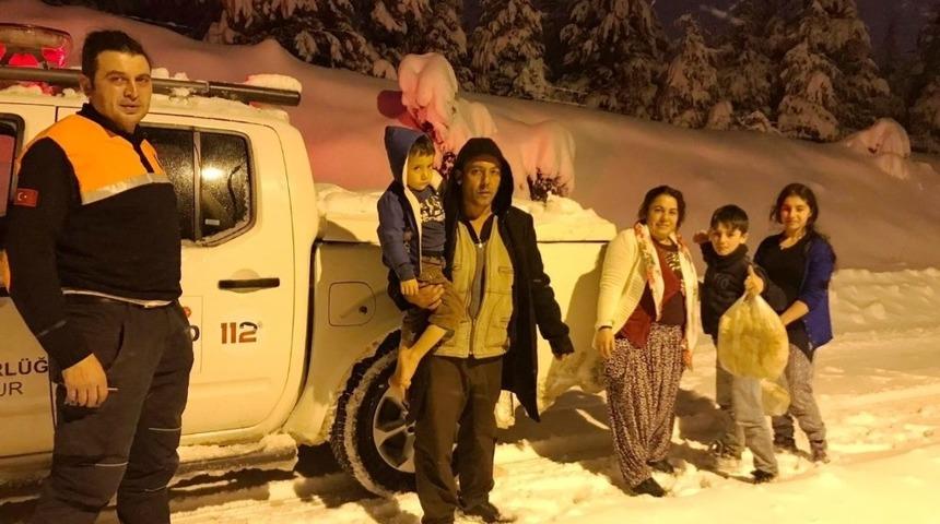 Kütahya’da karda mahsur kalan 6 kişi AFAD tarafından kurtarıldı