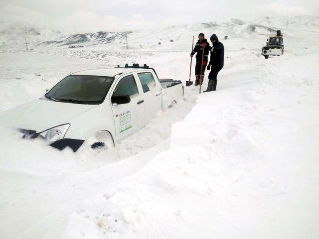 Sivas ve Tokat'ta iki günde 200 elektrik direği devrildi