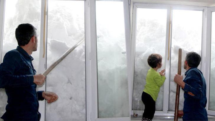 Kar kalınlığı 2 metreyi aştı, evler beyaz örtü altında kaldı  G1