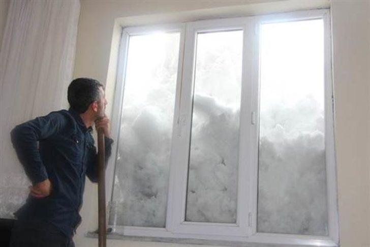 Kar kalınlığı 2 metreyi aştı, evler beyaz örtü altında kaldı  G2