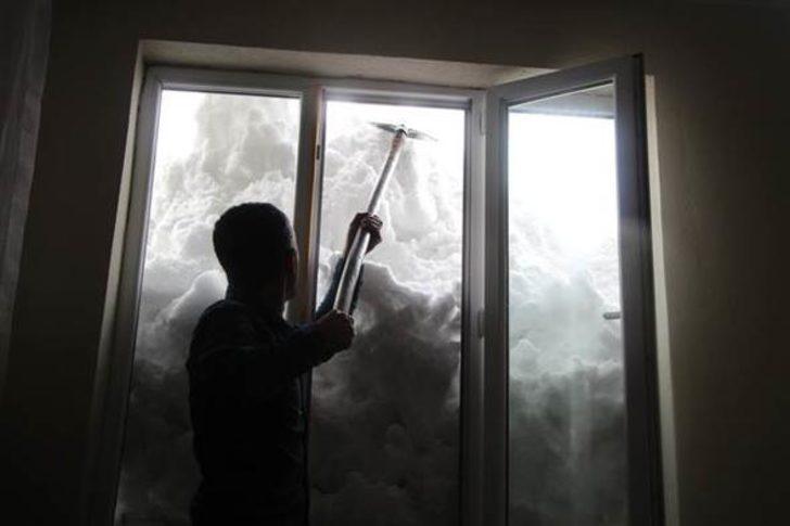 Kar kalınlığı 2 metreyi aştı, evler beyaz örtü altında kaldı  G3