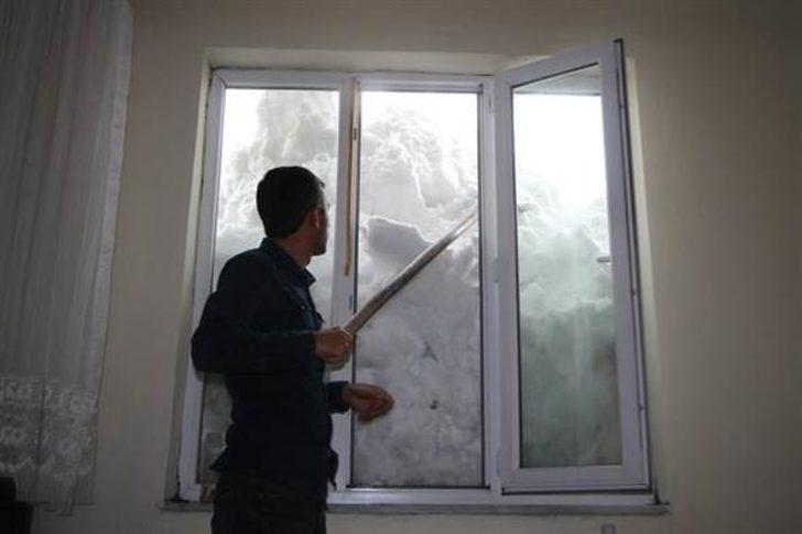 Kar kalınlığı 2 metreyi aştı, evler beyaz örtü altında kaldı  G4