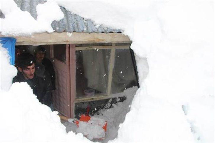 Kar kalınlığı 2 metreyi aştı, evler beyaz örtü altında kaldı  G5