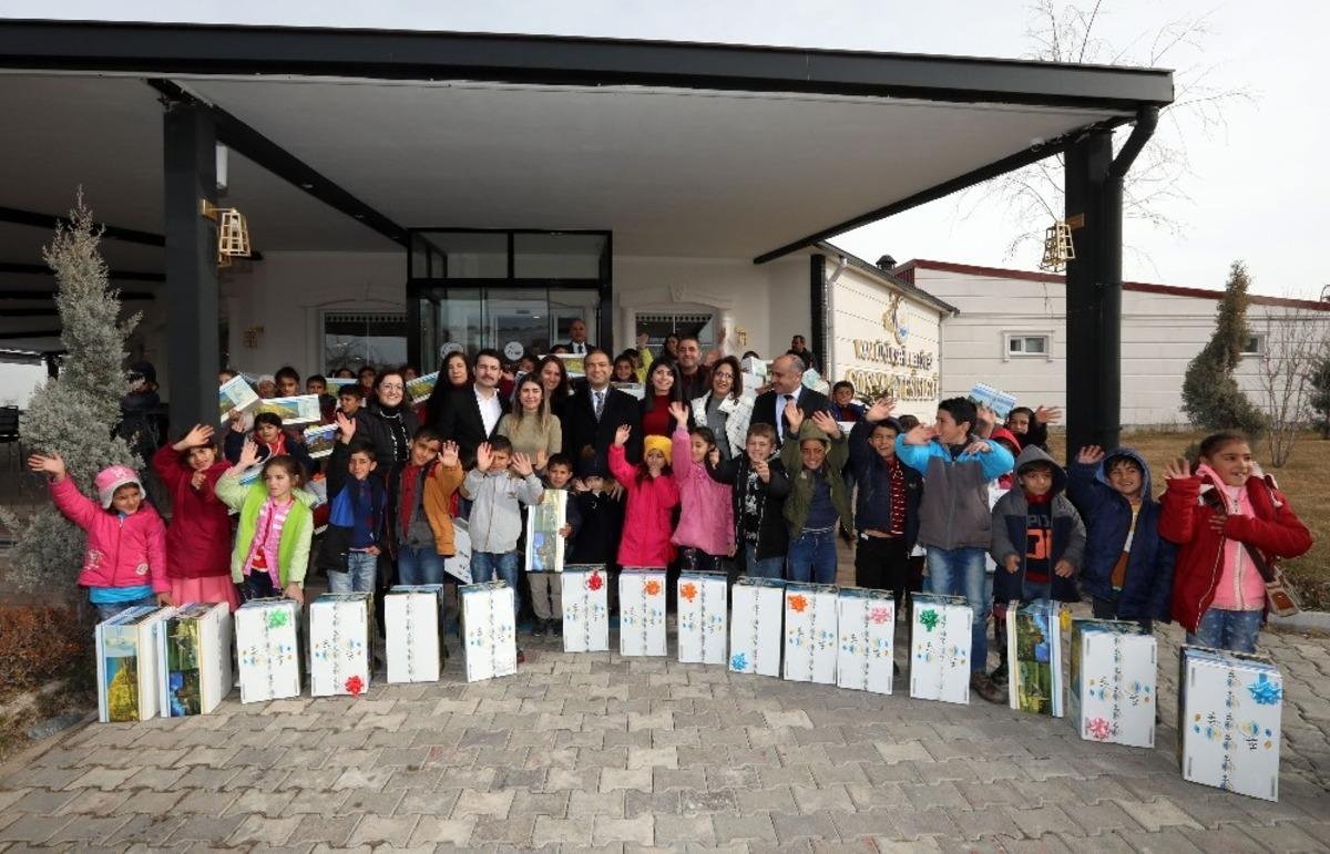 Van B&uuml;y&uuml;kşehir Belediyesinden &ouml;ğrencilere karne hediyesi