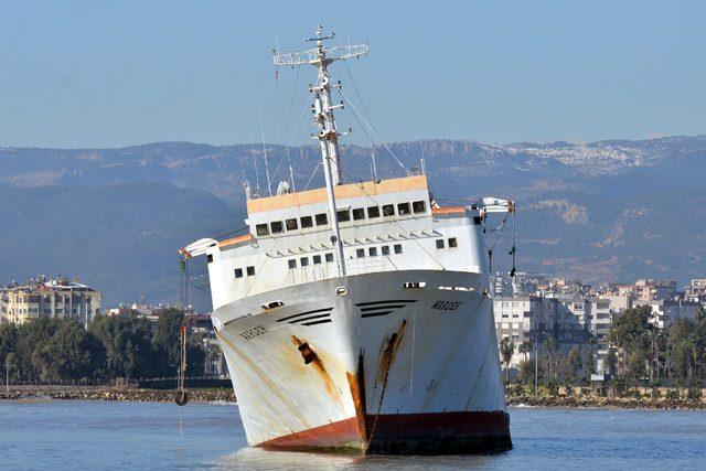 Mersin'de karaya oturan gemide sızıntı incelemesi