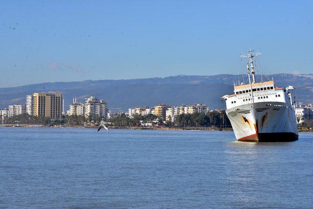 Mersin'de karaya oturan gemide sızıntı incelemesi