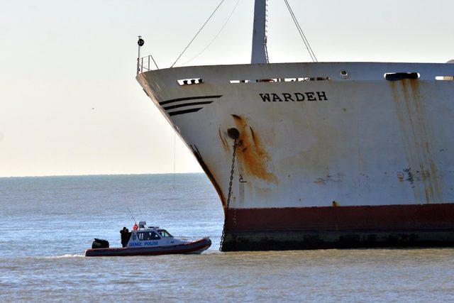 Mersin'de karaya oturan gemide sızıntı incelemesi