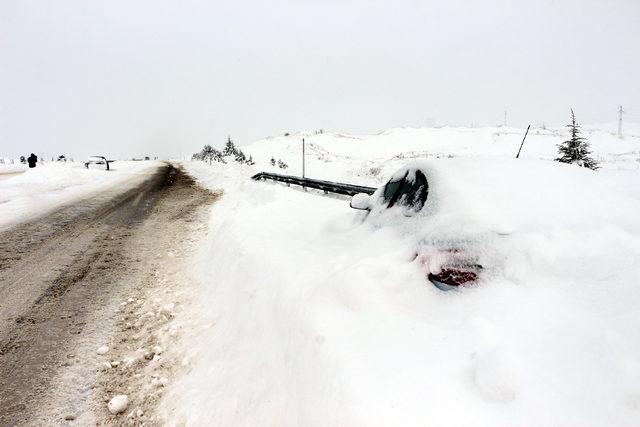 Tokat'ta karda kalan araçlar kurtarıldı