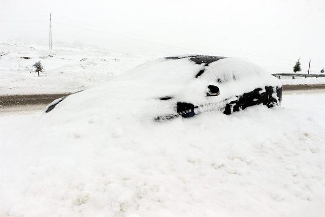 Tokat'ta karda kalan araçlar kurtarıldı