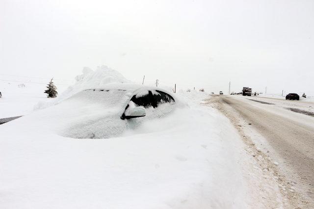 Tokat'ta karda kalan araçlar kurtarıldı