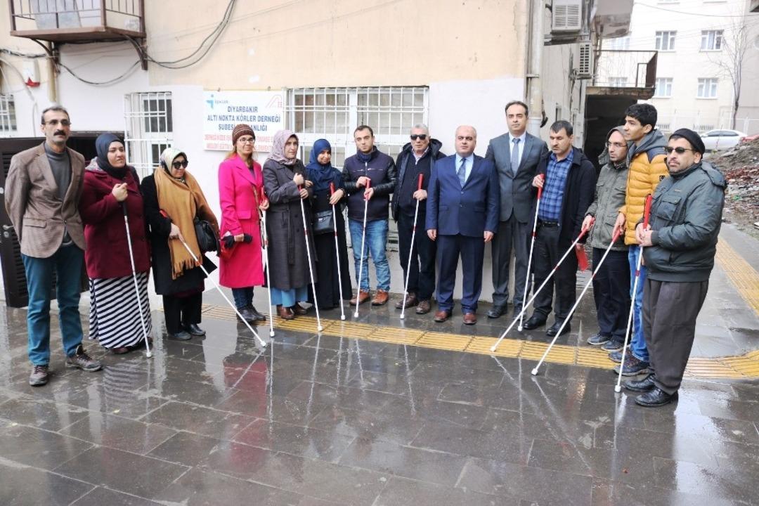 G&ouml;rme engellilere beyaz baston