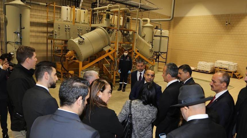 Venezuela Devlet Başkanı Maduro'nun yardımcısı, altın rafinerisine hayran kaldı