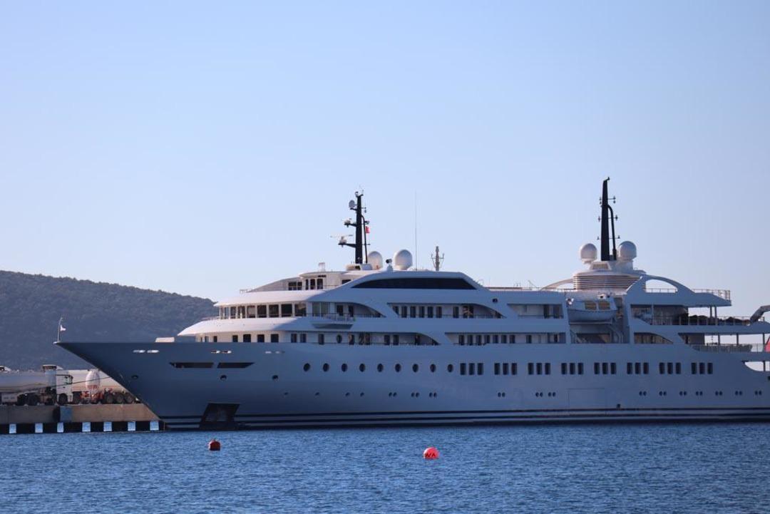 106 metrelik l&uuml;ks yatı 8 tanker zor doldurdu 