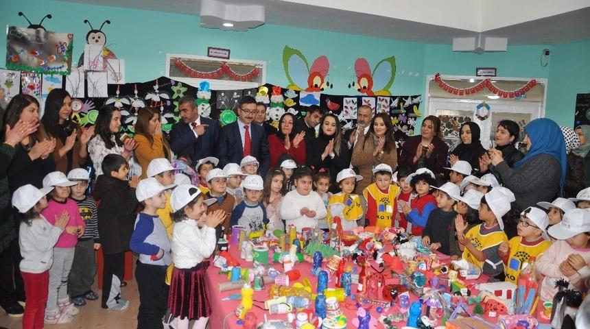 Çöpten topladıkları malzemeleri sanat eserine dönüştürdüler