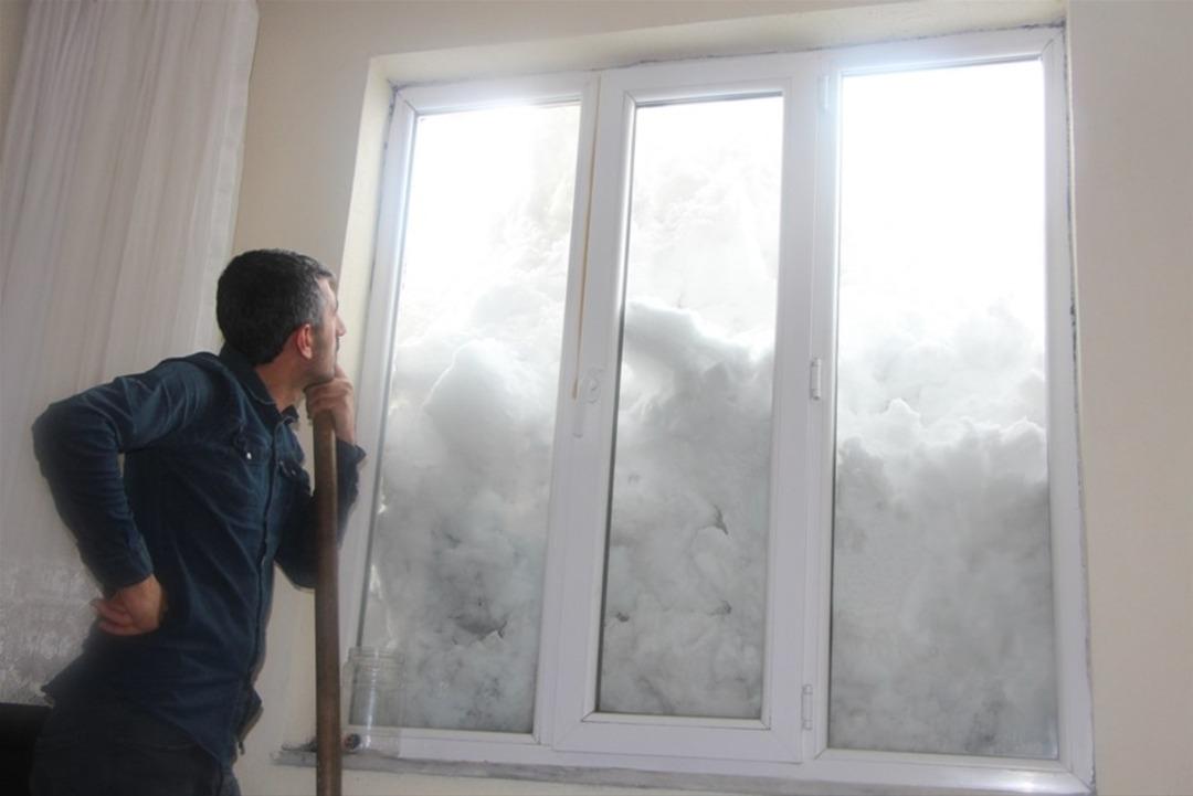 Kar kalınlığı 2 metreyi aştı, evler beyaz &ouml;rt&uuml; altında kaldı 